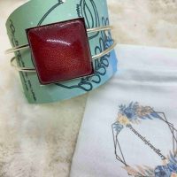 Braccialetto con cabochon rosso