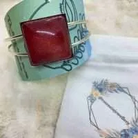 Braccialetto con cabochon rosso