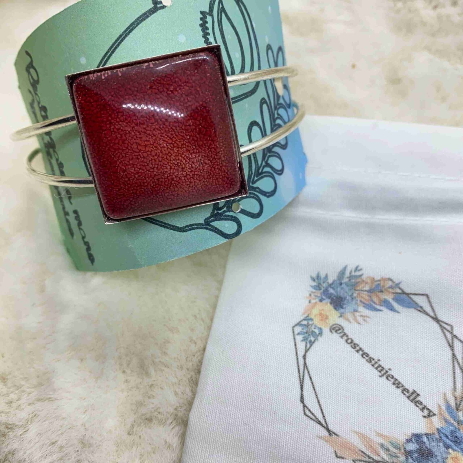 Braccialetto con cabochon rosso