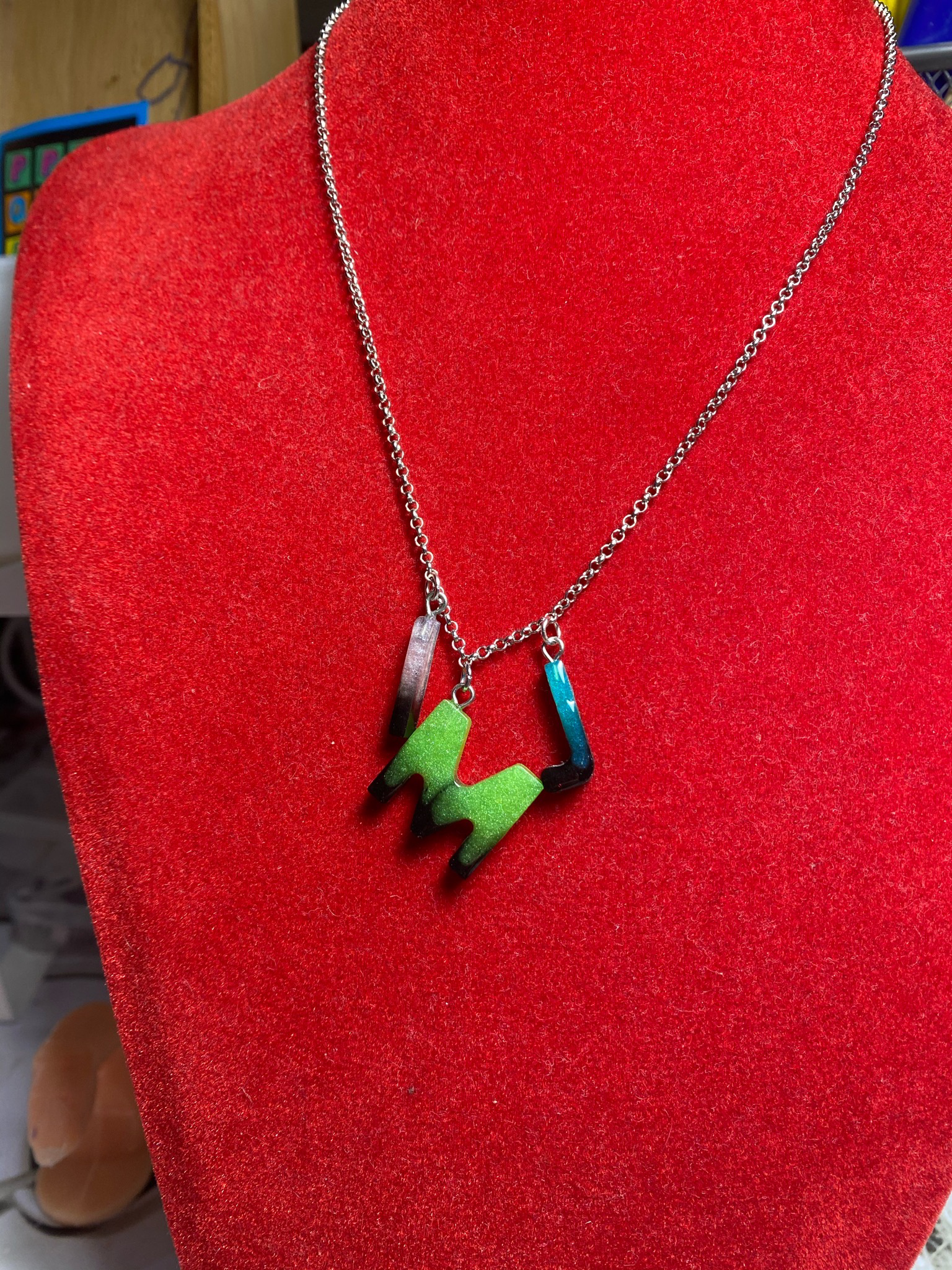 Collana con iniziale in resina