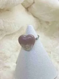 Anello con cuore in resina